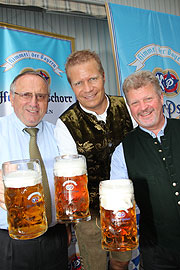  Brauereichef Andreas Steinfatt (Mi.) mit den Wiesnwirten Heide (re) und Roiderer (li.)